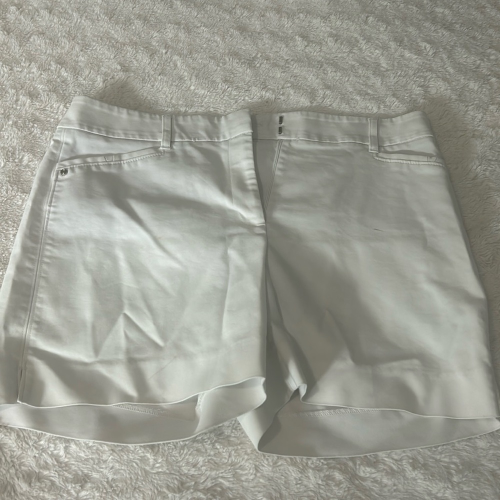 The 5” Short Size 6 White House Black Market Shorts